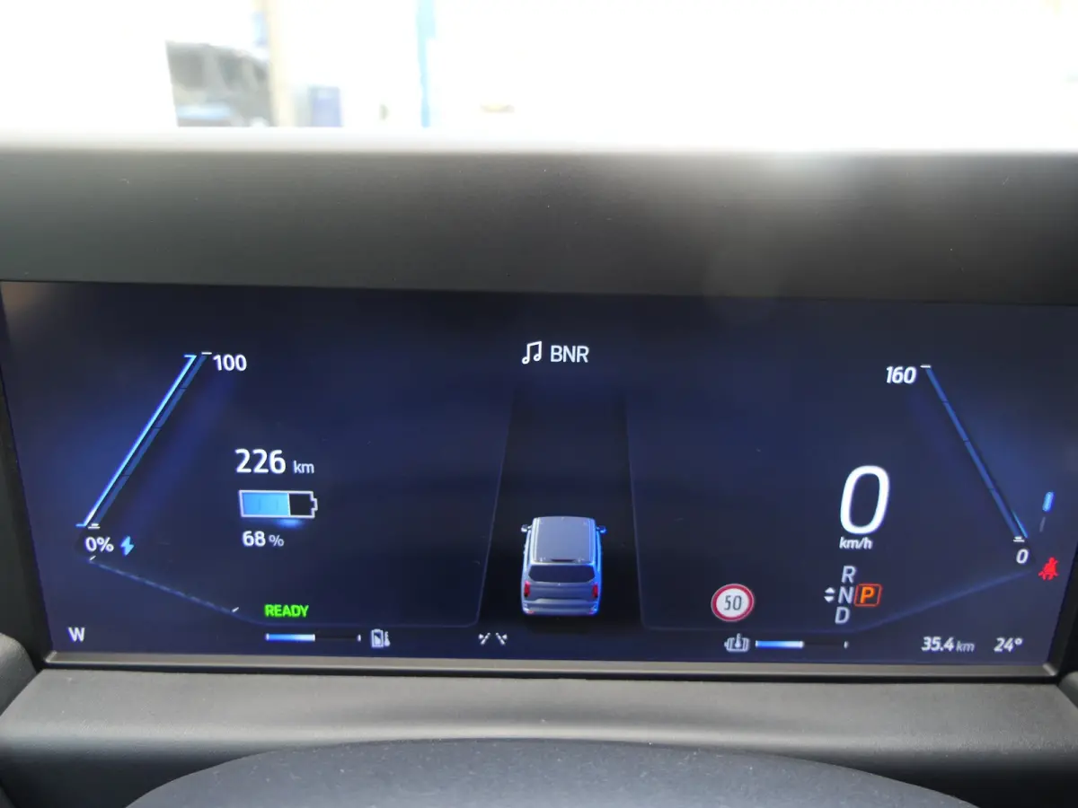 320 L1H1 Trend 71 kWh | 218pk | Camera | CarPlay/Android Auto | Bijrijders Bank | Stoel/Stuur Verwarming | LED | Voorruit Verwarming