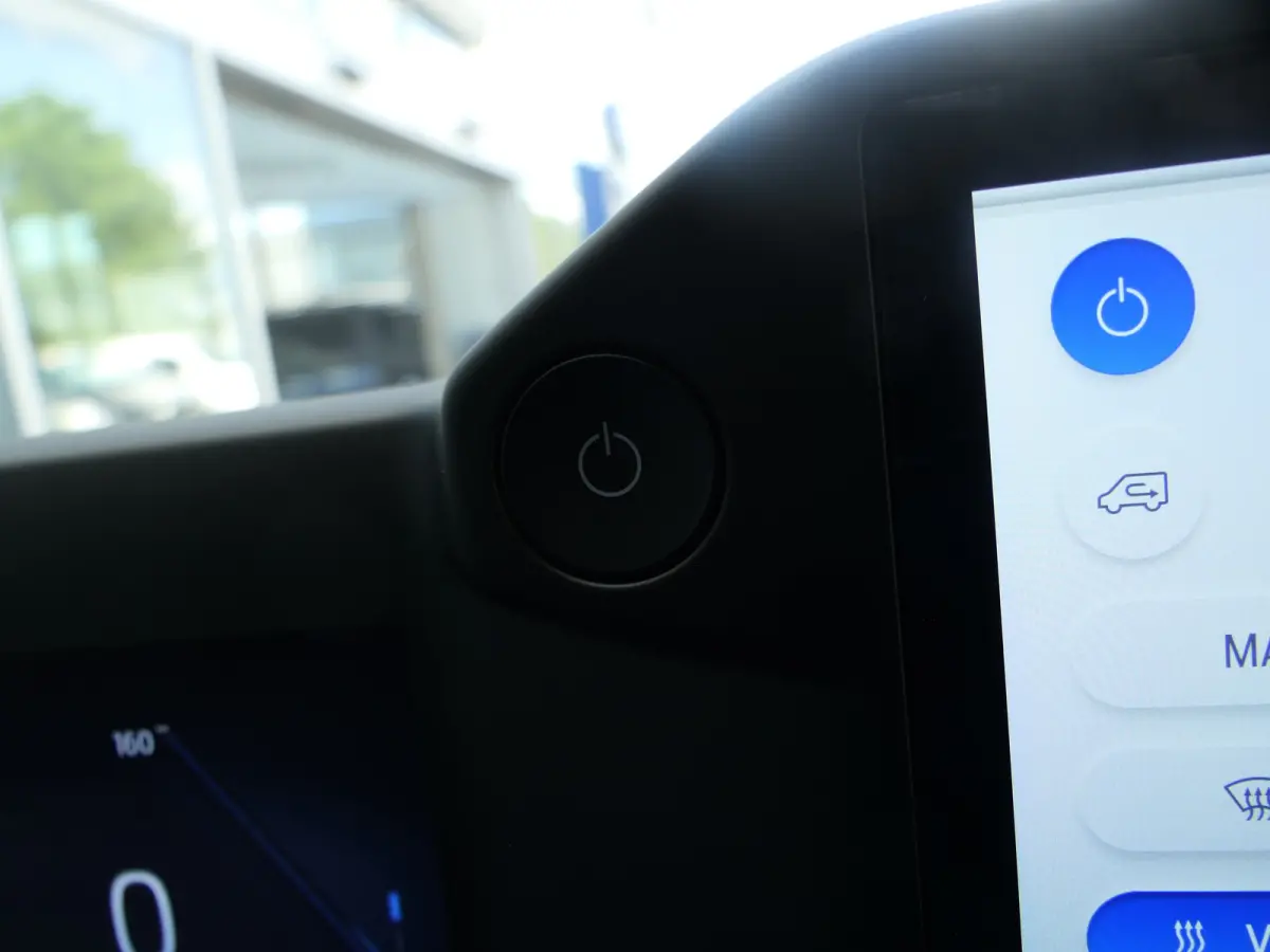 320 L1H1 Trend 71 kWh | 218pk | Camera | CarPlay/Android Auto | Bijrijders Bank | Stoel/Stuur Verwarming | LED | Voorruit Verwarming