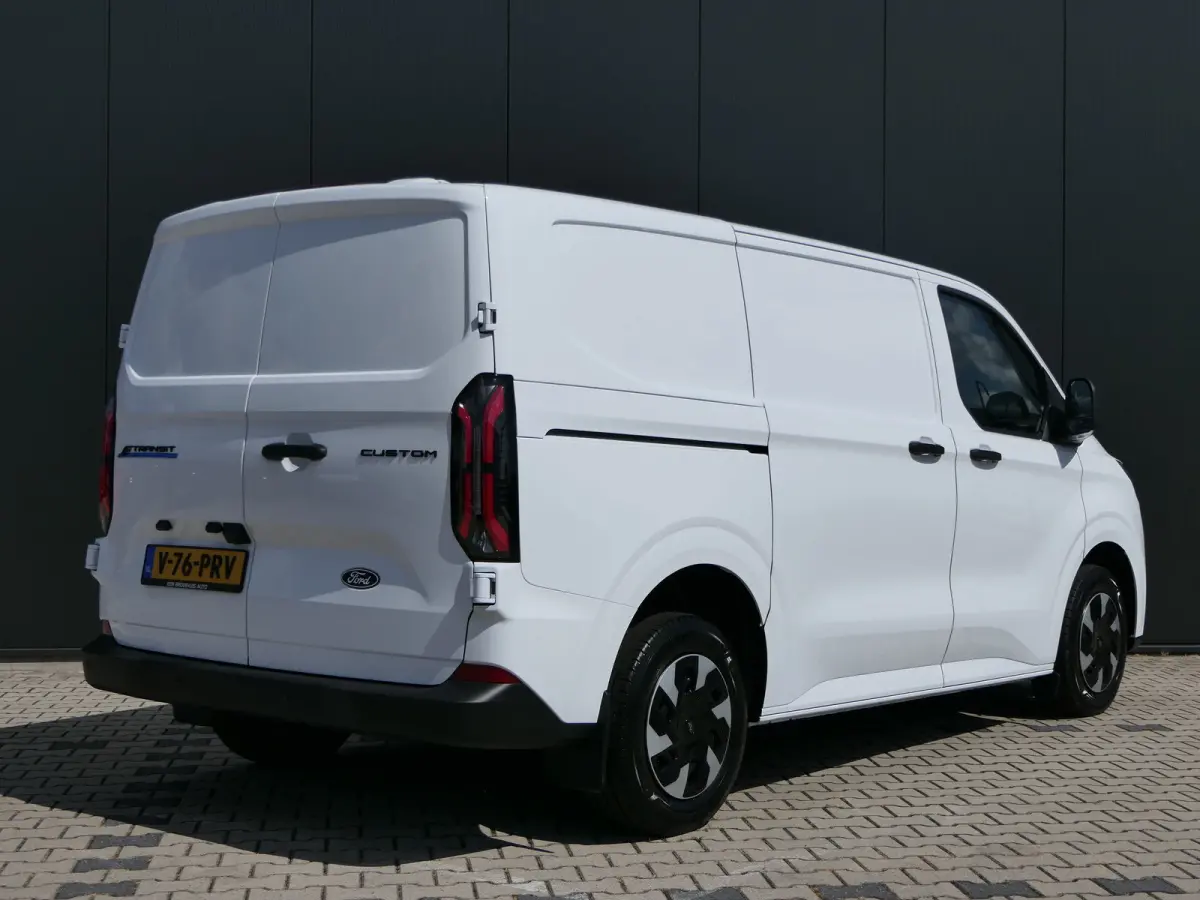 320 L1H1 Trend 71 kWh | 218pk | Camera | CarPlay/Android Auto | Bijrijders Bank | Stoel/Stuur Verwarming | LED | Voorruit Verwarming
