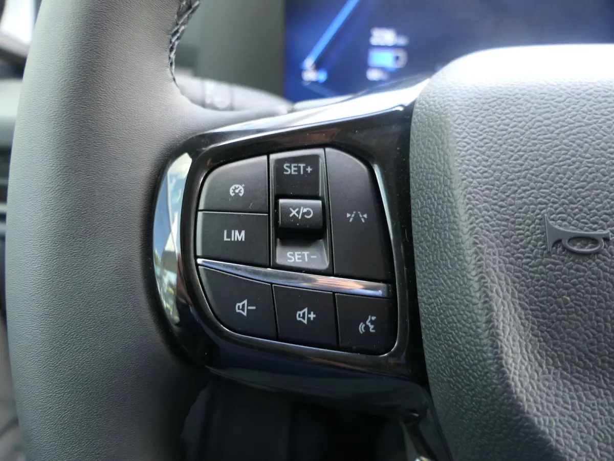 320 L1H1 Trend 71 kWh | 218pk | Camera | CarPlay/Android Auto | Bijrijders Bank | Stoel/Stuur Verwarming | LED | Voorruit Verwarming