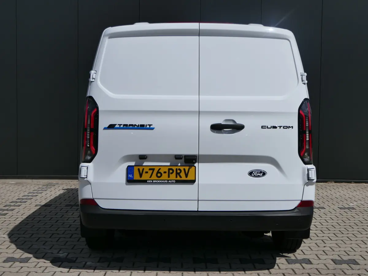 320 L1H1 Trend 71 kWh | 218pk | Camera | CarPlay/Android Auto | Bijrijders Bank | Stoel/Stuur Verwarming | LED | Voorruit Verwarming