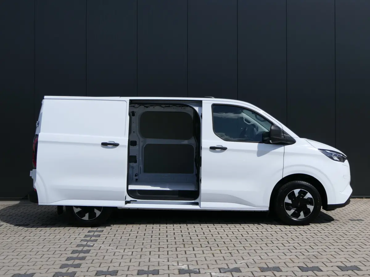 320 L1H1 Trend 71 kWh | 218pk | Camera | CarPlay/Android Auto | Bijrijders Bank | Stoel/Stuur Verwarming | LED | Voorruit Verwarming