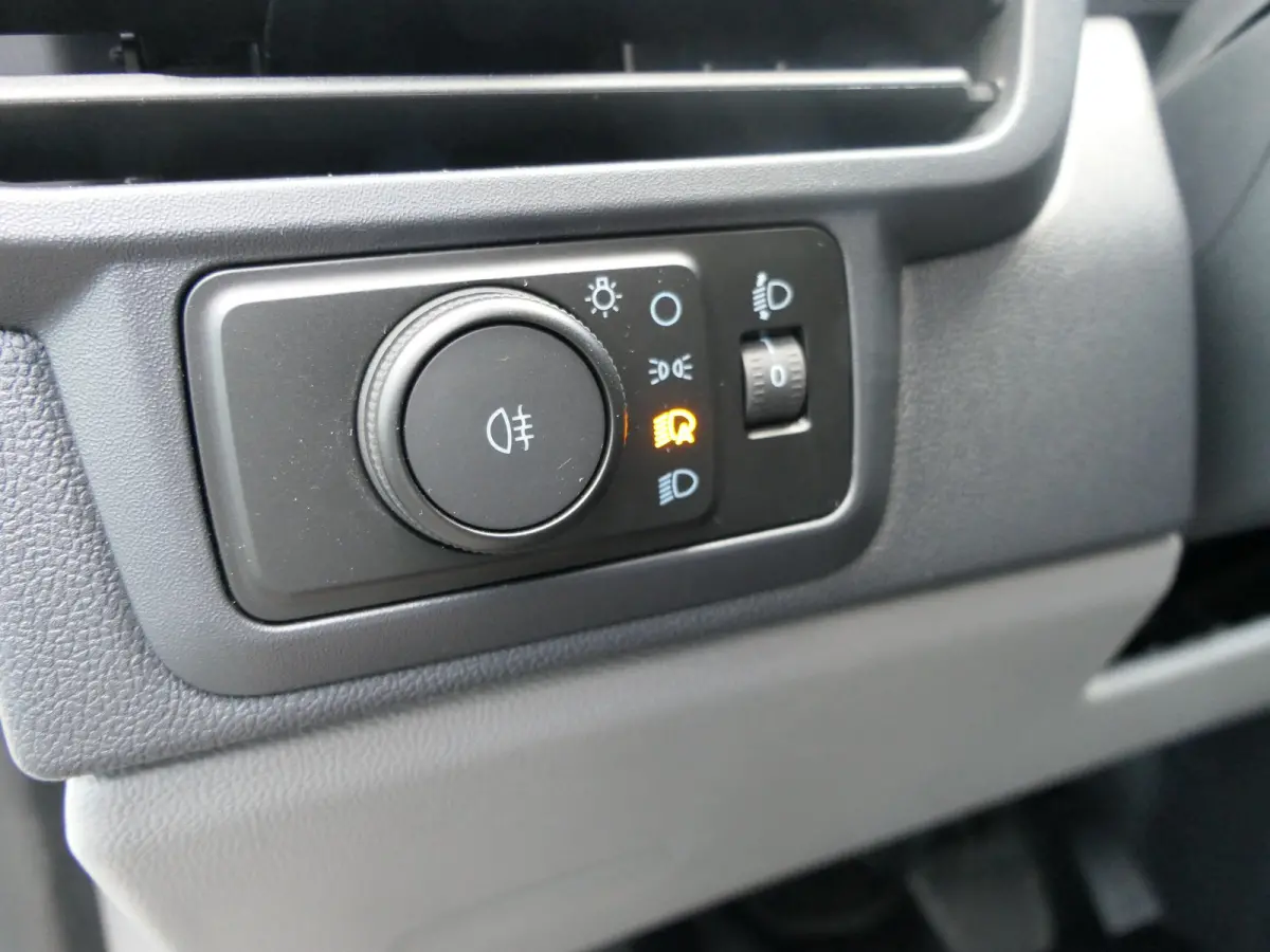 320 L1H1 Trend 71 kWh | 218pk | Camera | CarPlay/Android Auto | Bijrijders Bank | Stoel/Stuur Verwarming | LED | Voorruit Verwarming