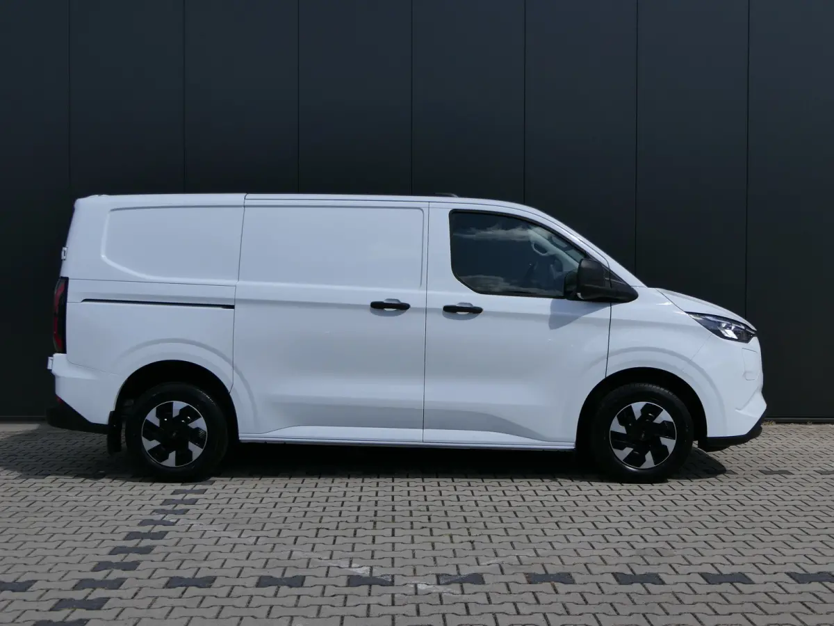 320 L1H1 Trend 71 kWh | 218pk | Camera | CarPlay/Android Auto | Bijrijders Bank | Stoel/Stuur Verwarming | LED | Voorruit Verwarming