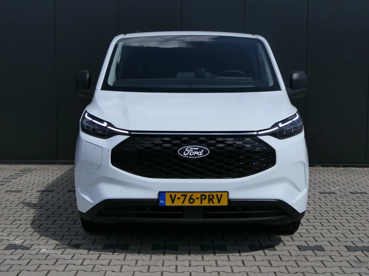 320 L1H1 Trend 71 kWh | 218pk | Camera | CarPlay/Android Auto | Bijrijders Bank | Stoel/Stuur Verwarming | LED | Voorruit Verwarming