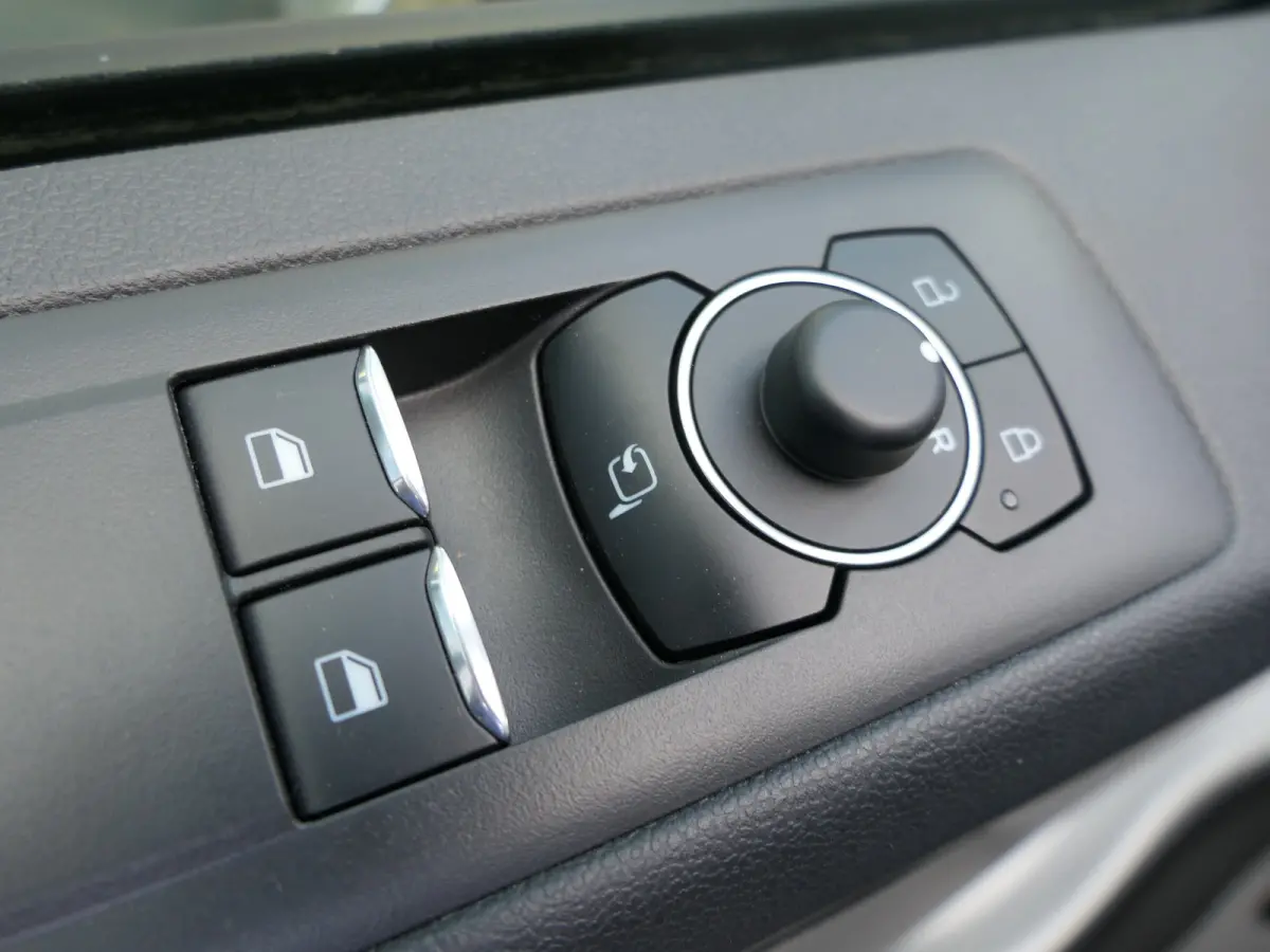 320 L1H1 Trend 71 kWh | 218pk | Camera | CarPlay/Android Auto | Bijrijders Bank | Stoel/Stuur Verwarming | LED | Voorruit Verwarming