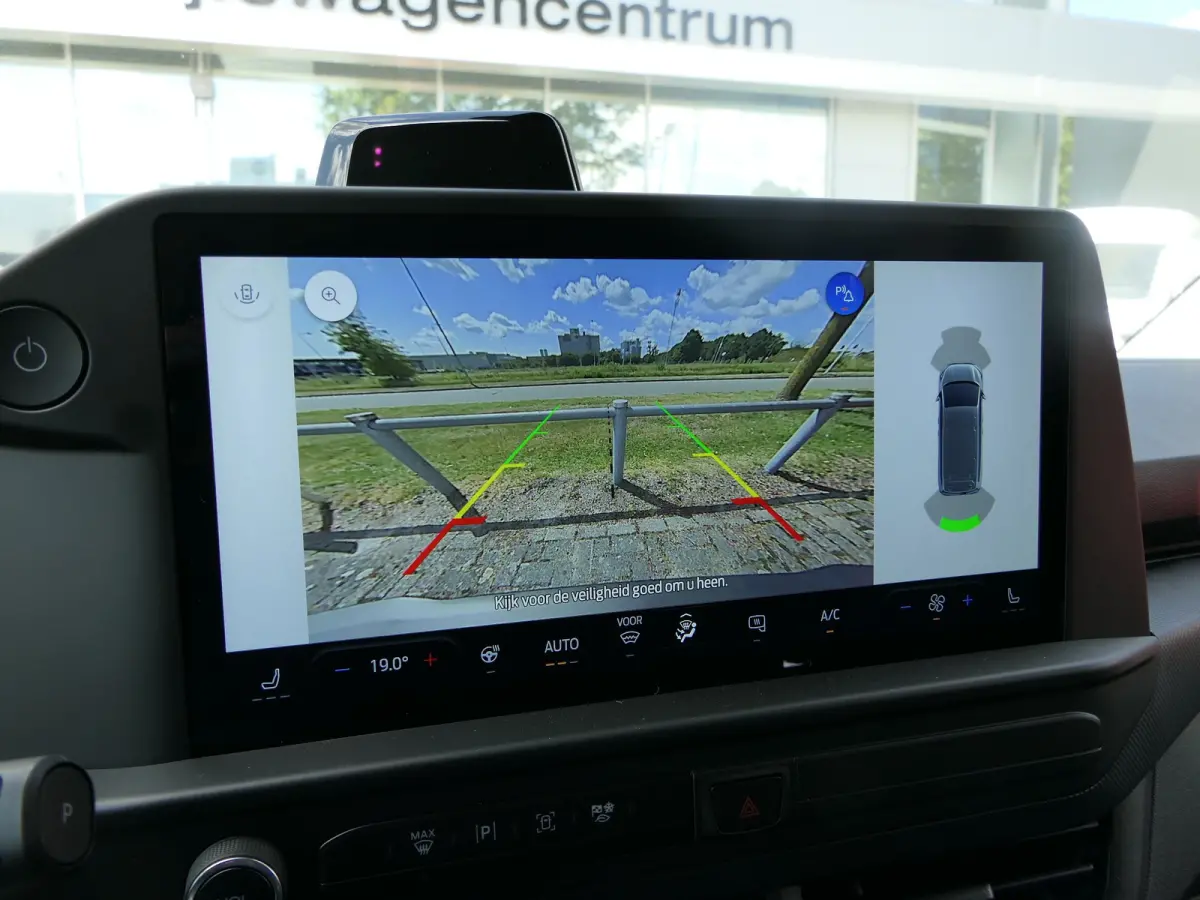 320 L1H1 Trend 71 kWh | 218pk | Camera | CarPlay/Android Auto | Bijrijders Bank | Stoel/Stuur Verwarming | LED | Voorruit Verwarming