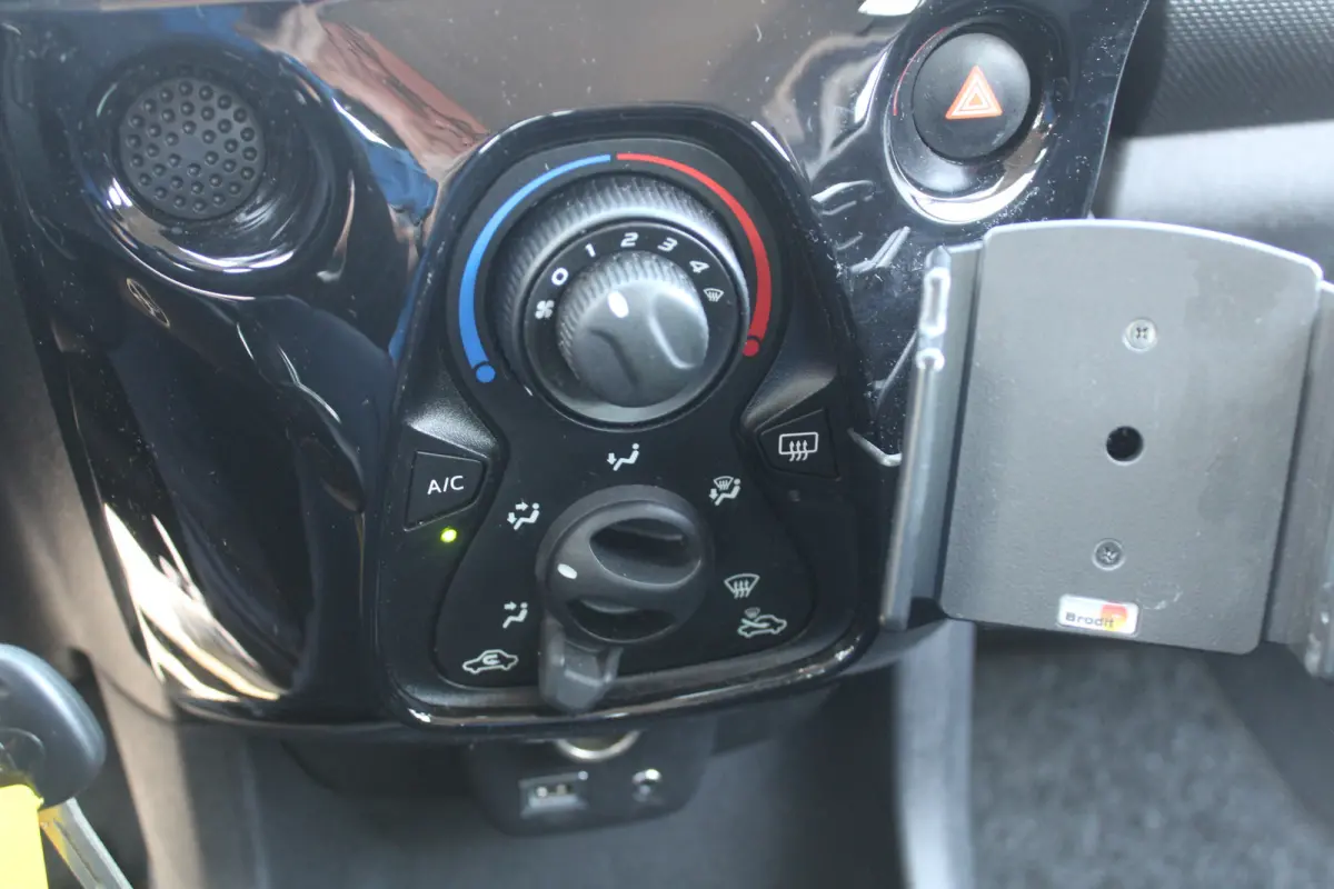 1.0 VVT-i x-fun Android auto l Apple carplay/ Android auto l  Navigatie l Achteruitrijcamera l Parkeersensor voor