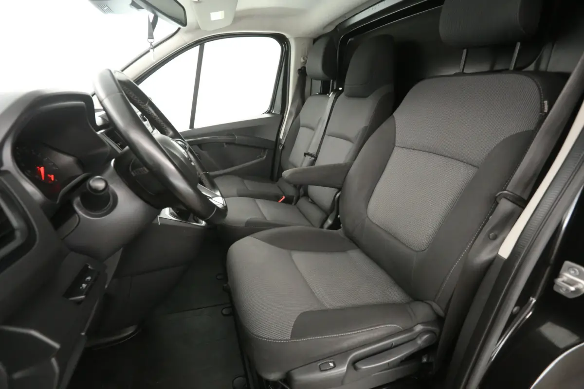 2.0 Blue dCi 150pk T30 L2H1 | Automaat | Airco | Cruise | Camera | 3 Zits | Trekhaak | 2xSchuifdeur