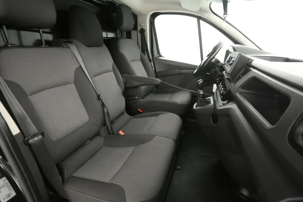 2.0 Blue dCi 150pk T30 L2H1 | Automaat | Airco | Cruise | Camera | 3 Zits | Trekhaak | 2xSchuifdeur