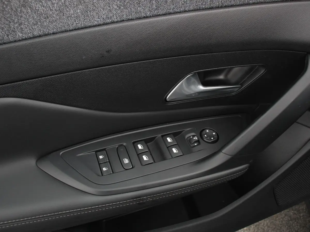 1.2 PureTech Allure Pack 130 Autmaat Comfort Pakket, Electrische stoelverstelling LV, stoelverwarming  Camera 360  Navigatie  Climate Control  Dab  Led Parkeer sensoren