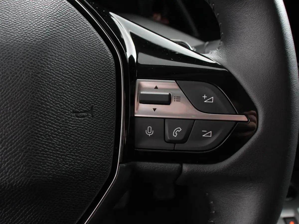 1.2 PureTech Allure Pack 130 Autmaat Comfort Pakket, Electrische stoelverstelling LV, stoelverwarming  Camera 360  Navigatie  Climate Control  Dab  Led Parkeer sensoren