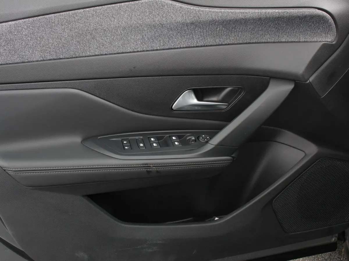1.2 PureTech Allure Pack 130 Autmaat Comfort Pakket, Electrische stoelverstelling LV, stoelverwarming  Camera 360  Navigatie  Climate Control  Dab  Led Parkeer sensoren