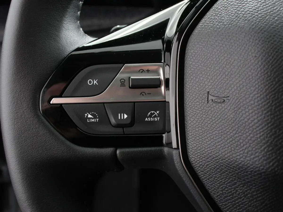 1.2 PureTech Allure Pack 130 Autmaat Comfort Pakket, Electrische stoelverstelling LV, stoelverwarming  Camera 360  Navigatie  Climate Control  Dab  Led Parkeer sensoren