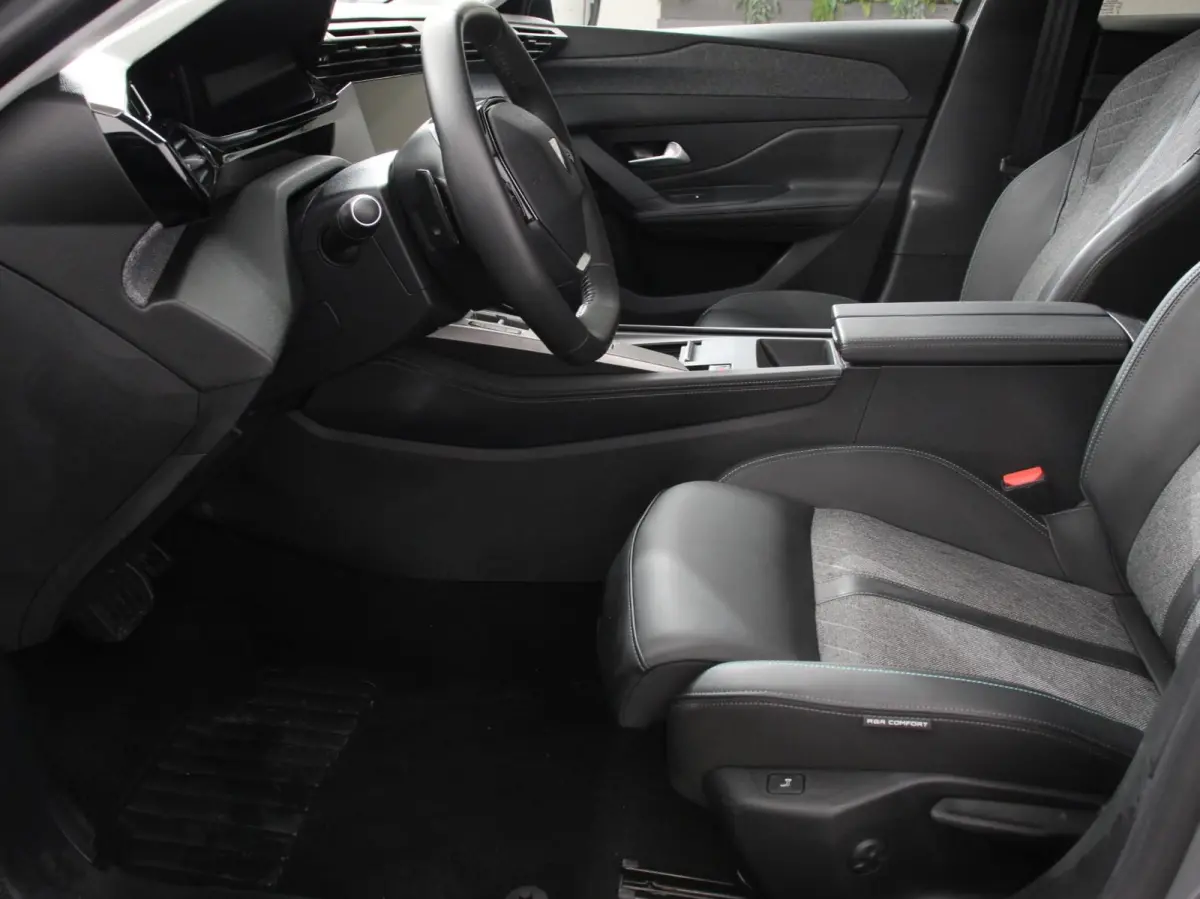 1.2 PureTech Allure Pack 130 Autmaat Comfort Pakket, Electrische stoelverstelling LV, stoelverwarming  Camera 360  Navigatie  Climate Control  Dab  Led Parkeer sensoren