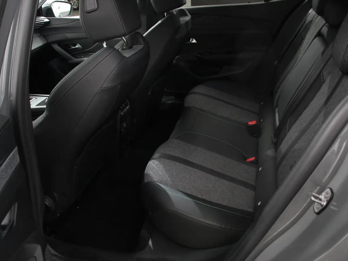 1.2 PureTech Allure Pack 130 Autmaat Comfort Pakket, Electrische stoelverstelling LV, stoelverwarming  Camera 360  Navigatie  Climate Control  Dab  Led Parkeer sensoren