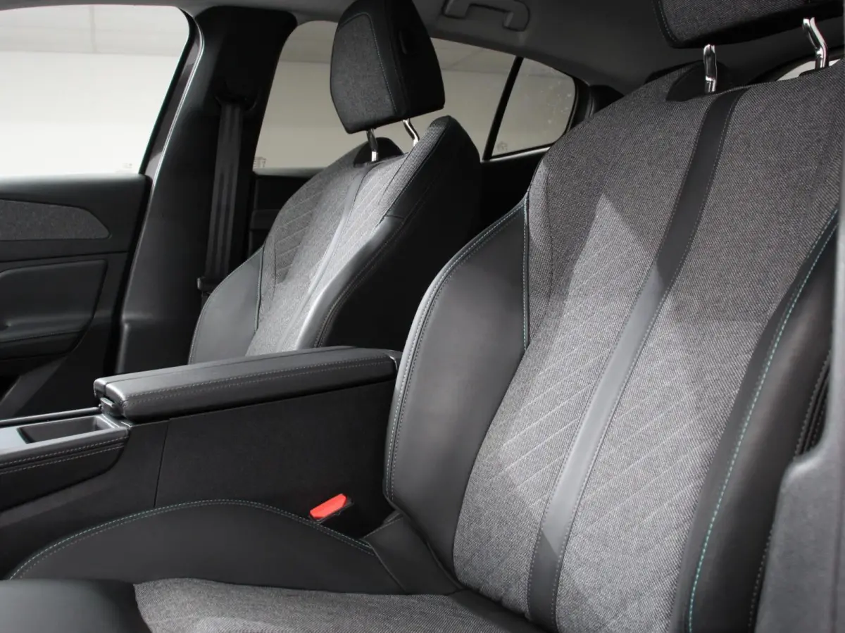 1.2 PureTech Allure Pack 130 Autmaat Comfort Pakket, Electrische stoelverstelling LV, stoelverwarming  Camera 360  Navigatie  Climate Control  Dab  Led Parkeer sensoren
