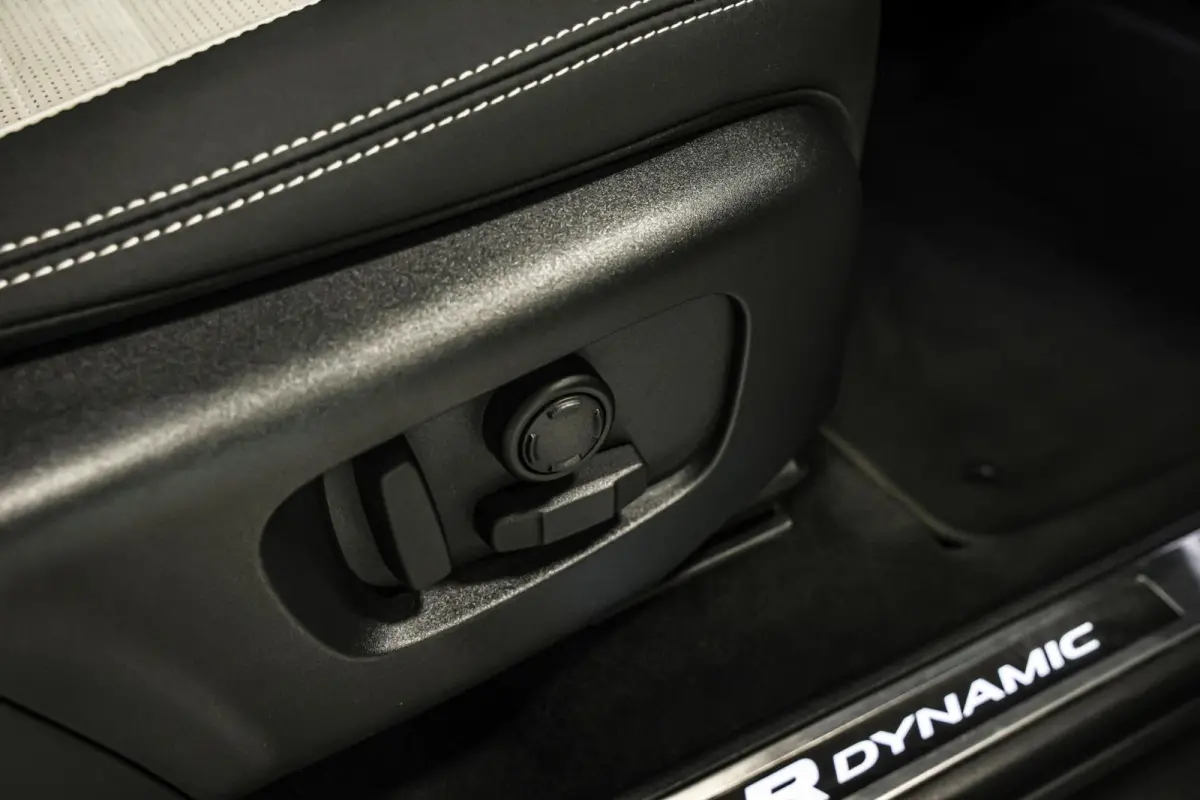 P300e 1.5 R-Dynamic HSE|Pano|HUD