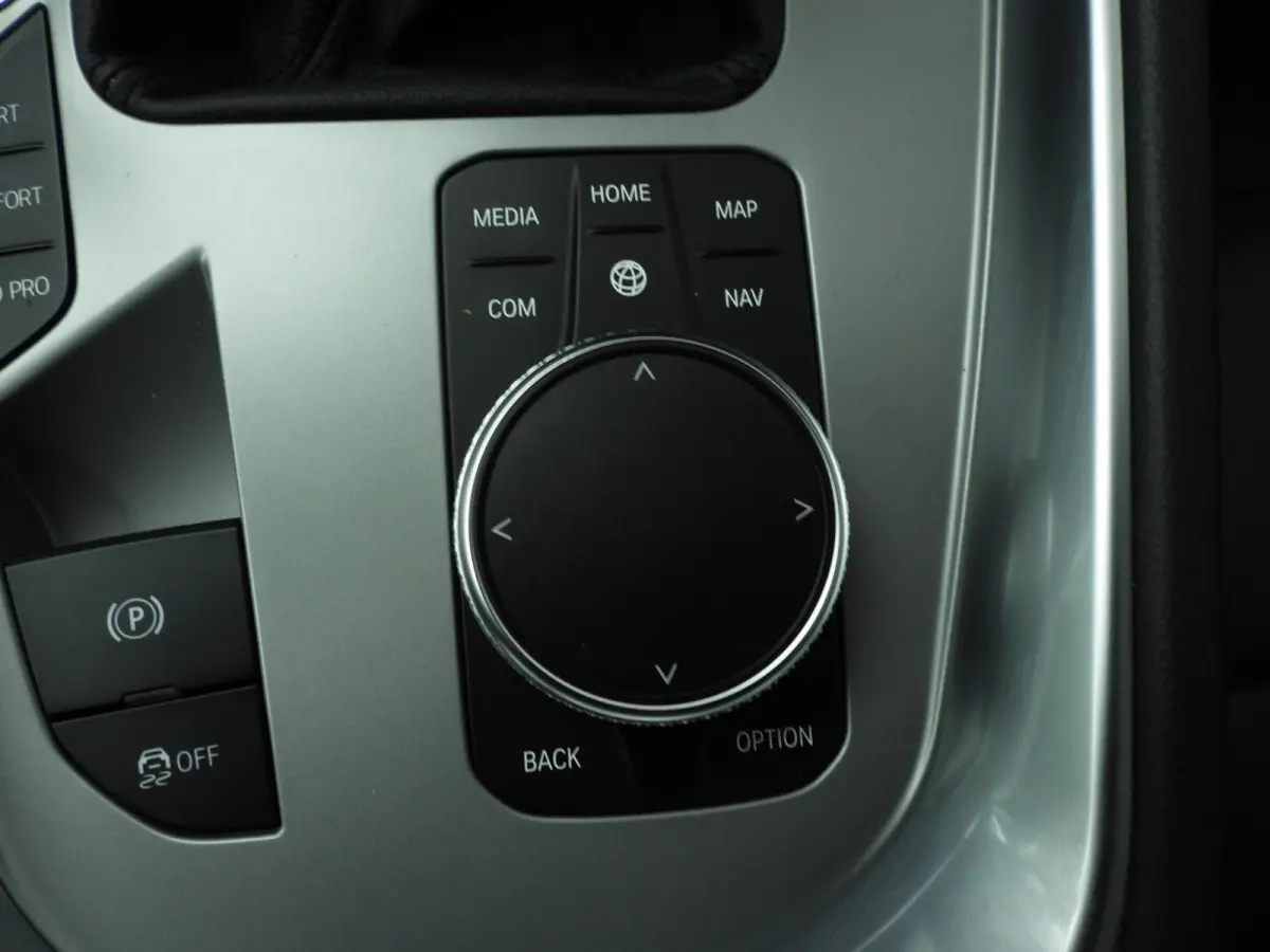 sDrive20i | Handgeschakeld !! | LED | Leder | Navigatie | Windscherm | Stoelverwarming | DAB | Hifi speakers | Alu 18 inch
