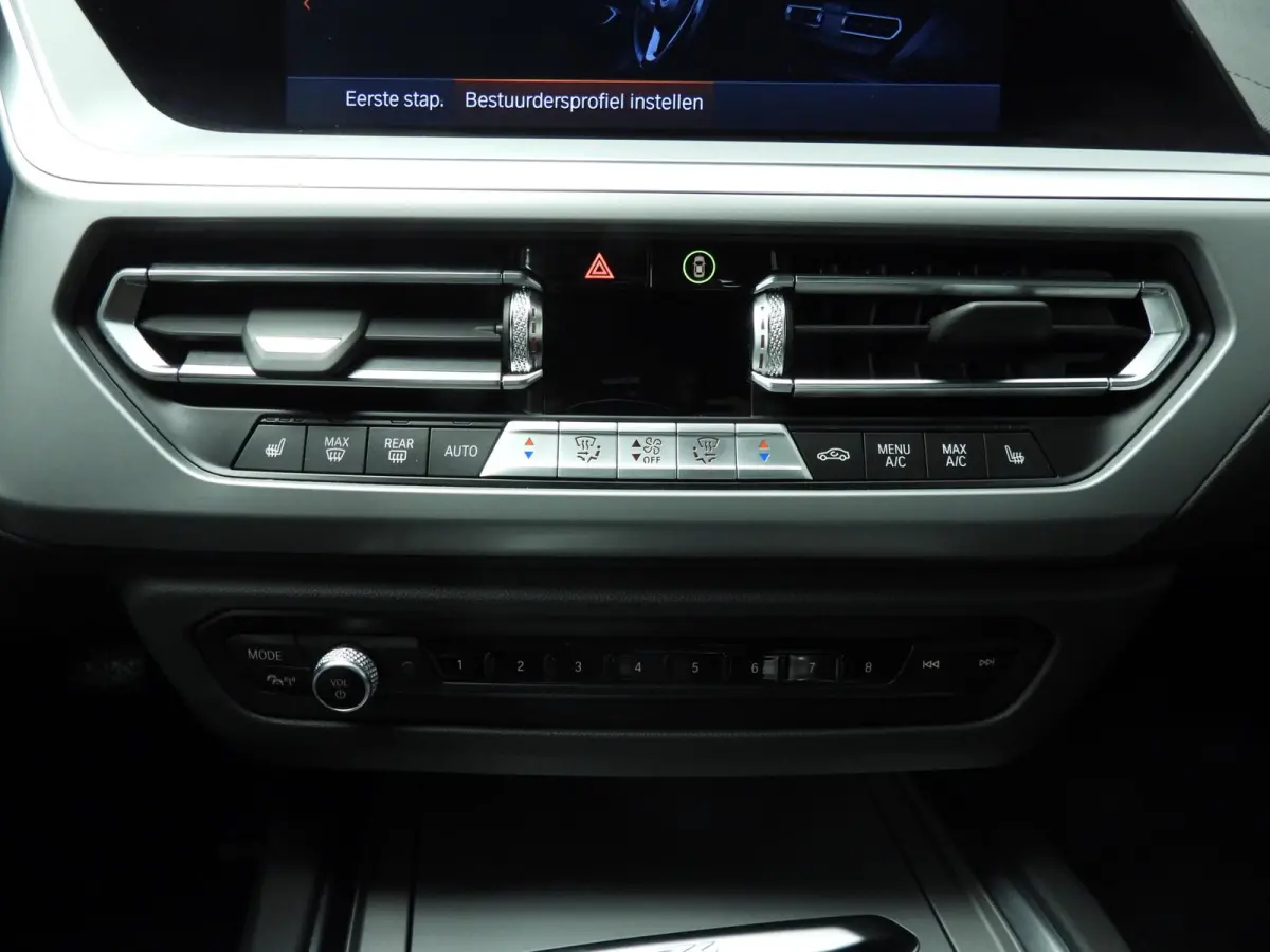 sDrive20i | Handgeschakeld !! | LED | Leder | Navigatie | Windscherm | Stoelverwarming | DAB | Hifi speakers | Alu 18 inch
