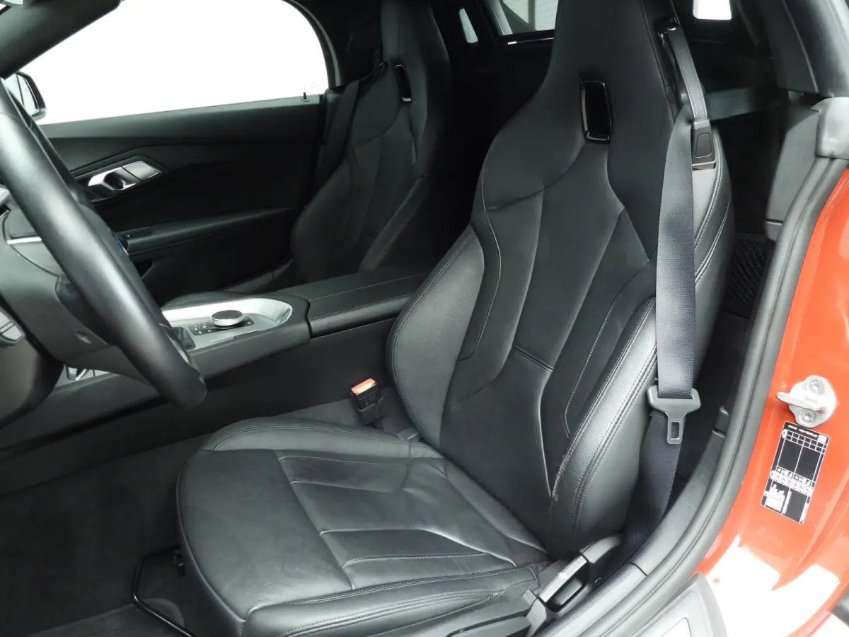 sDrive20i | Handgeschakeld !! | LED | Leder | Navigatie | Windscherm | Stoelverwarming | DAB | Hifi speakers | Alu 18 inch