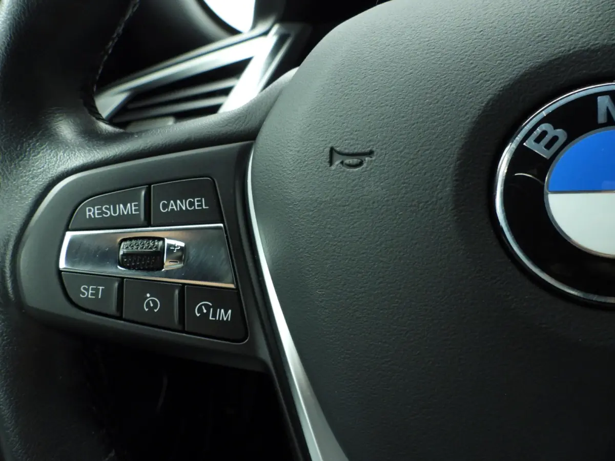 sDrive20i | Handgeschakeld !! | LED | Leder | Navigatie | Windscherm | Stoelverwarming | DAB | Hifi speakers | Alu 18 inch