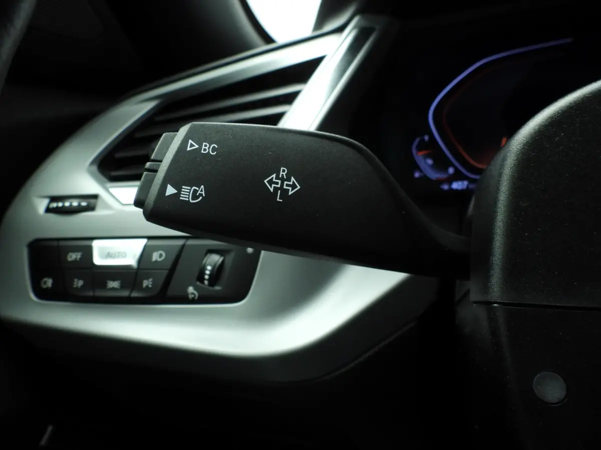 sDrive20i | Handgeschakeld !! | LED | Leder | Navigatie | Windscherm | Stoelverwarming | DAB | Hifi speakers | Alu 18 inch