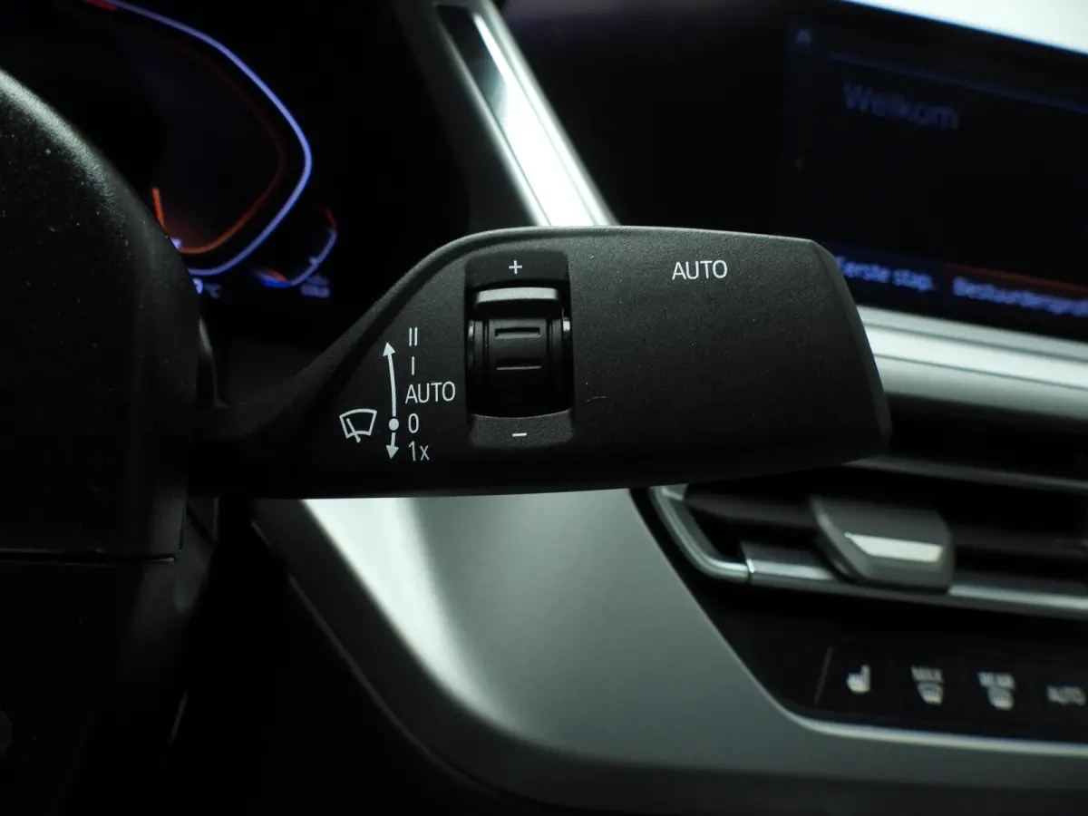 sDrive20i | Handgeschakeld !! | LED | Leder | Navigatie | Windscherm | Stoelverwarming | DAB | Hifi speakers | Alu 18 inch