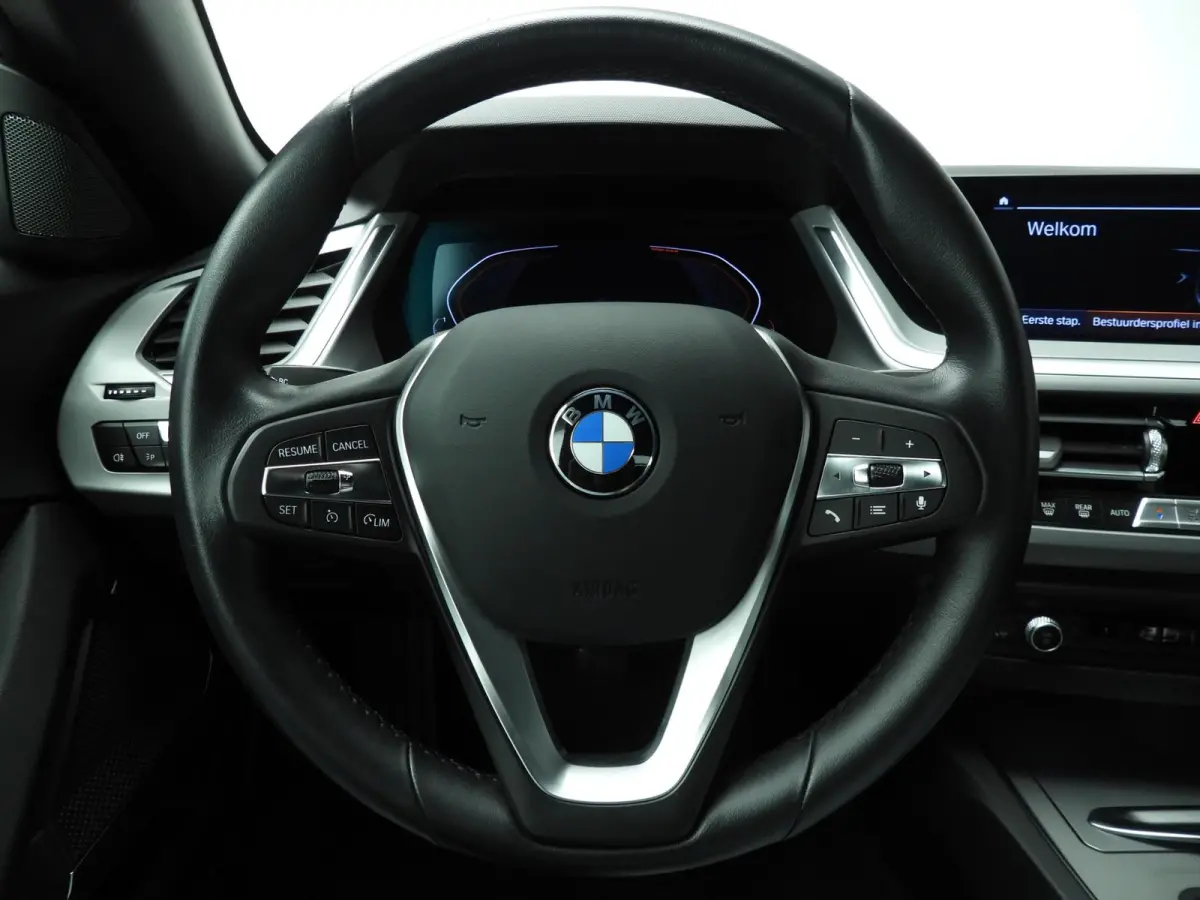 sDrive20i | Handgeschakeld !! | LED | Leder | Navigatie | Windscherm | Stoelverwarming | DAB | Hifi speakers | Alu 18 inch