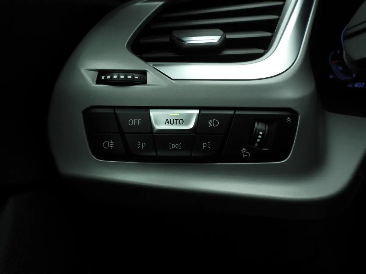 sDrive20i | Handgeschakeld !! | LED | Leder | Navigatie | Windscherm | Stoelverwarming | DAB | Hifi speakers | Alu 18 inch