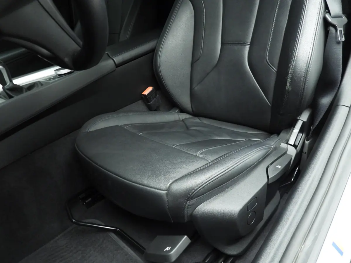 sDrive20i | Handgeschakeld !! | LED | Leder | Navigatie | Windscherm | Stoelverwarming | DAB | Hifi speakers | Alu 18 inch