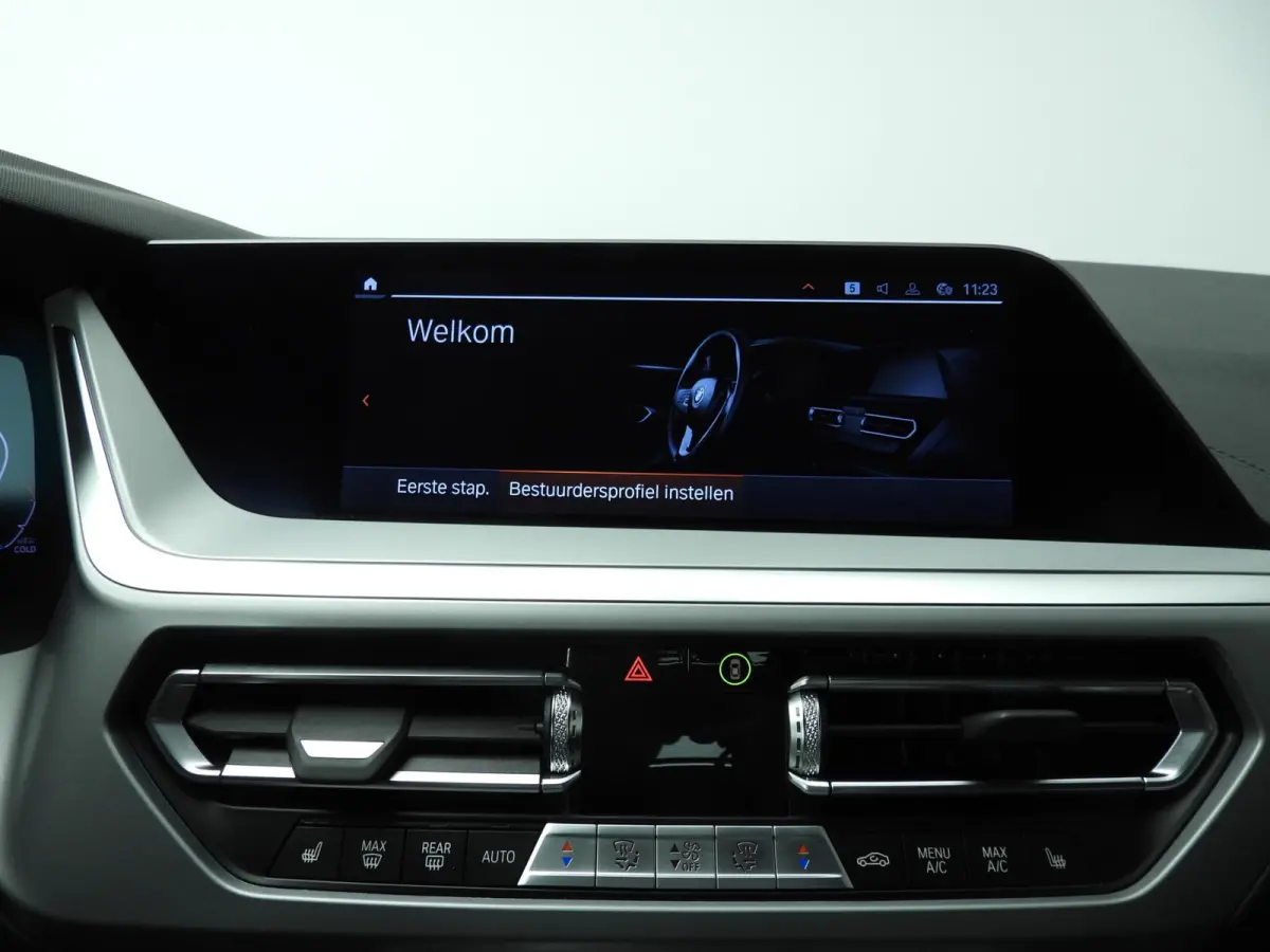 sDrive20i | Handgeschakeld !! | LED | Leder | Navigatie | Windscherm | Stoelverwarming | DAB | Hifi speakers | Alu 18 inch