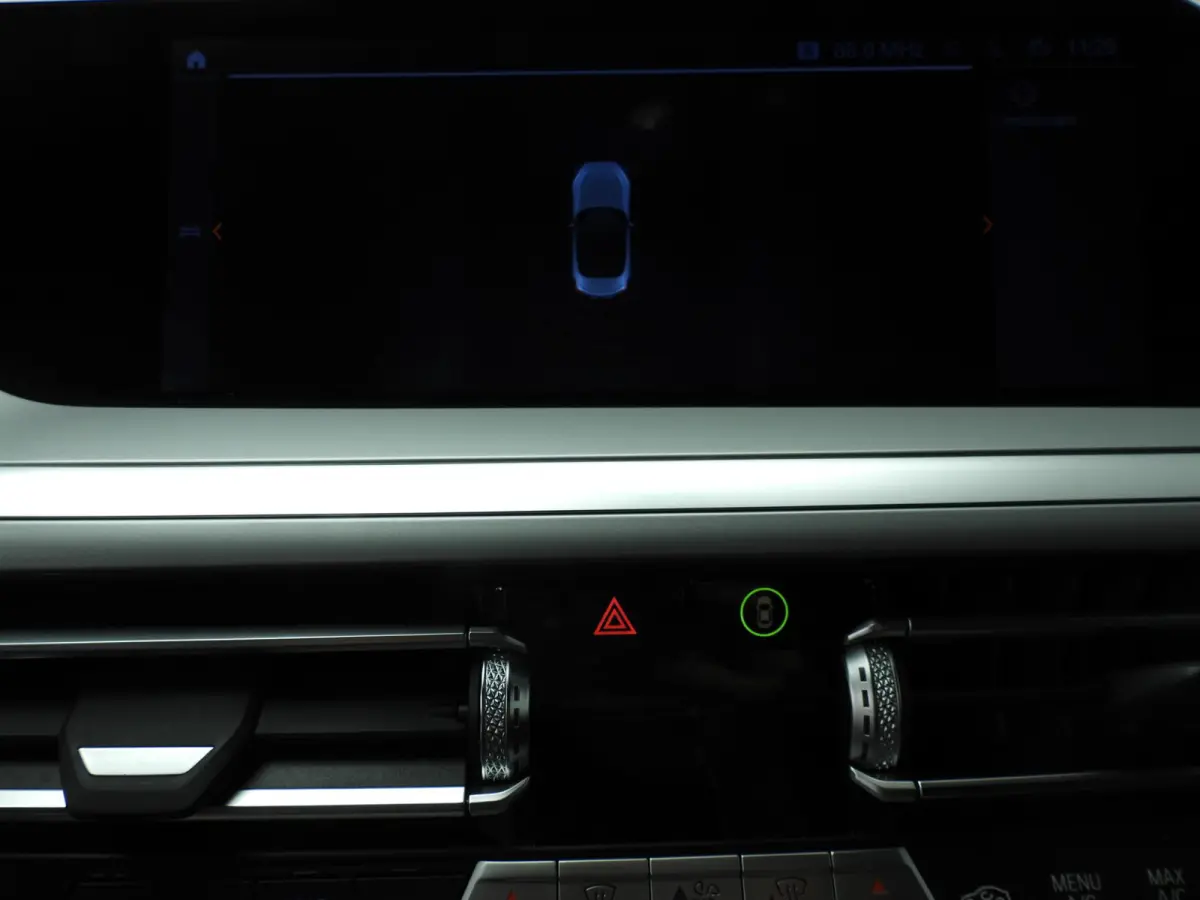 sDrive20i | Handgeschakeld !! | LED | Leder | Navigatie | Windscherm | Stoelverwarming | DAB | Hifi speakers | Alu 18 inch