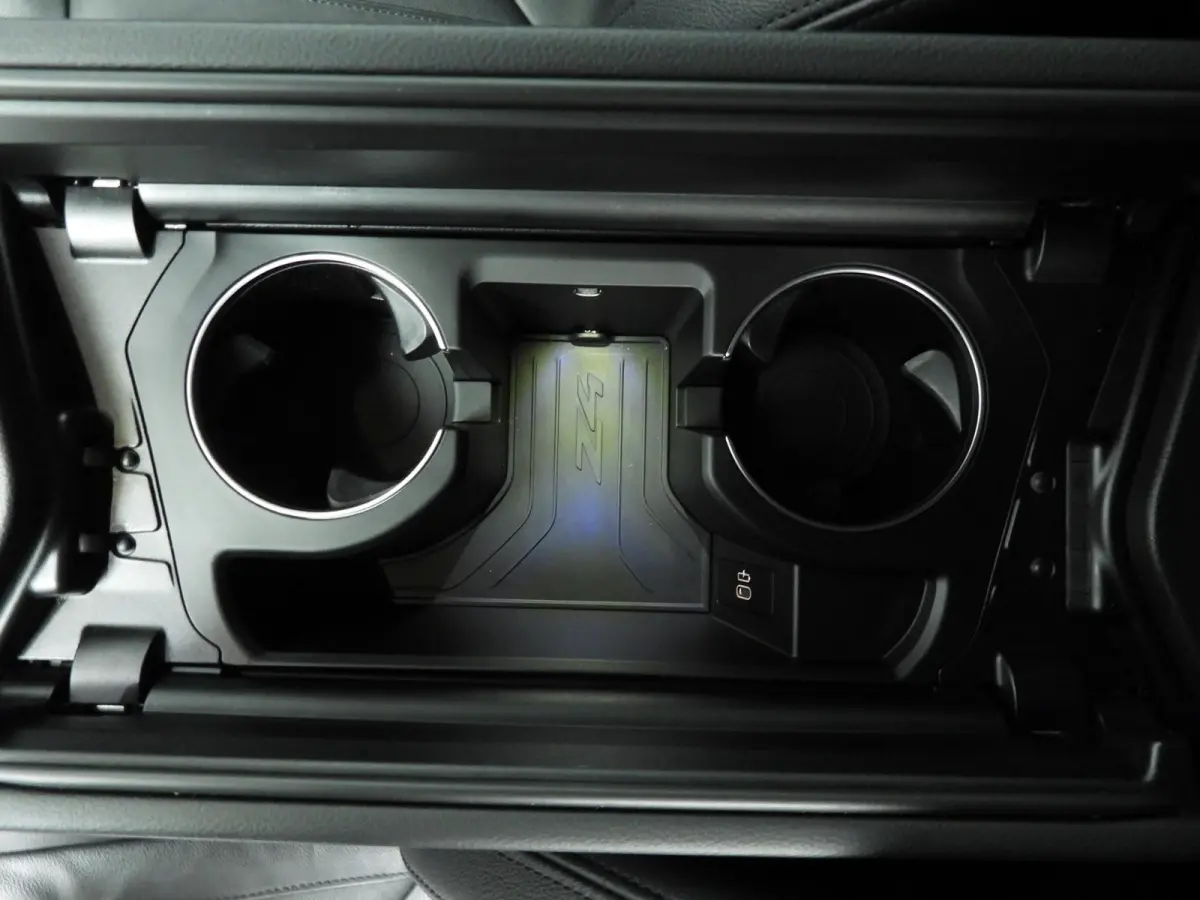 sDrive20i | Handgeschakeld !! | LED | Leder | Navigatie | Windscherm | Stoelverwarming | DAB | Hifi speakers | Alu 18 inch