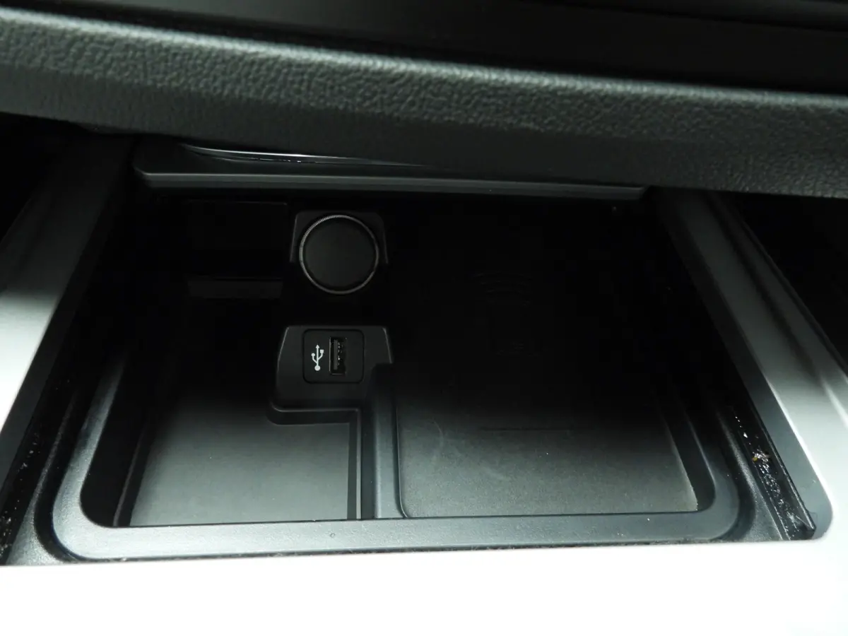 sDrive20i | Handgeschakeld !! | LED | Leder | Navigatie | Windscherm | Stoelverwarming | DAB | Hifi speakers | Alu 18 inch