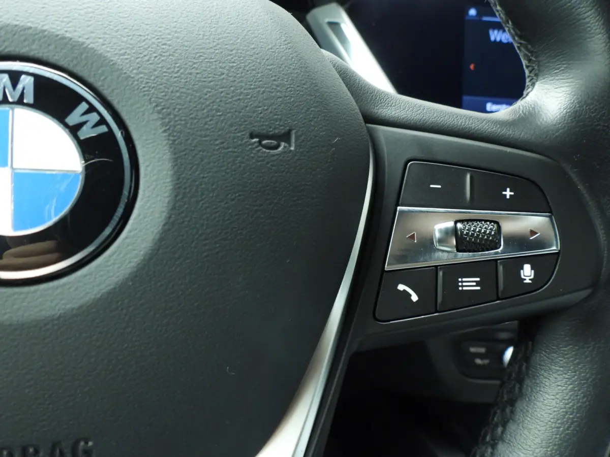 sDrive20i | Handgeschakeld !! | LED | Leder | Navigatie | Windscherm | Stoelverwarming | DAB | Hifi speakers | Alu 18 inch