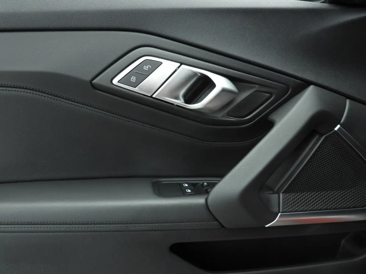 sDrive20i | Handgeschakeld !! | LED | Leder | Navigatie | Windscherm | Stoelverwarming | DAB | Hifi speakers | Alu 18 inch