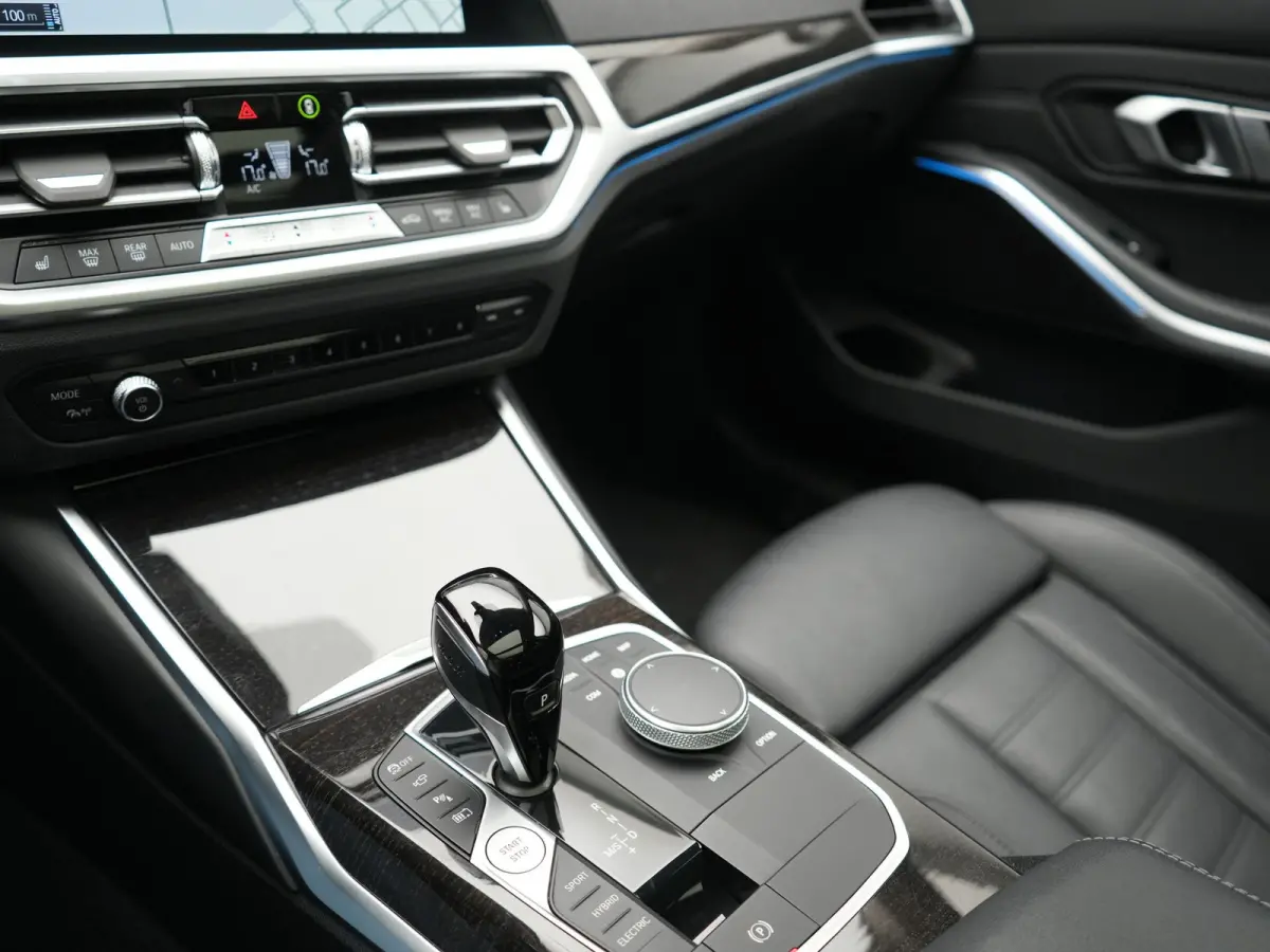 330e Luxury Line PHEV 293pk Dealer O.H. | Trekhaak Af Fabriek | Panodak | 360 Camera | Lederen Sportstoelen Memory & Verwarmd | Keyless | Blis | Sfeerverlichting | Apple Carplay | Navigatie 