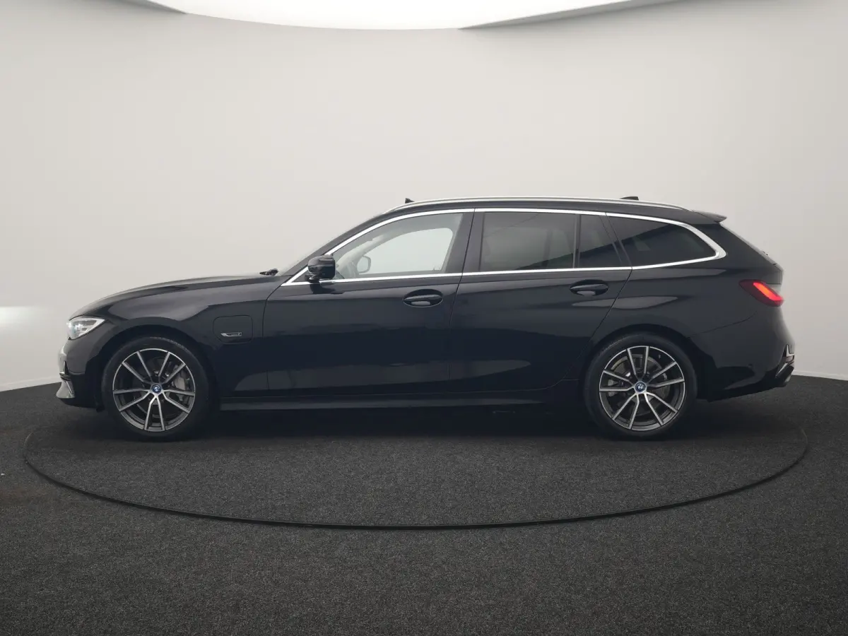 330e Luxury Line PHEV 293pk Dealer O.H. | Trekhaak Af Fabriek | Panodak | 360 Camera | Lederen Sportstoelen Memory & Verwarmd | Keyless | Blis | Sfeerverlichting | Apple Carplay | Navigatie 