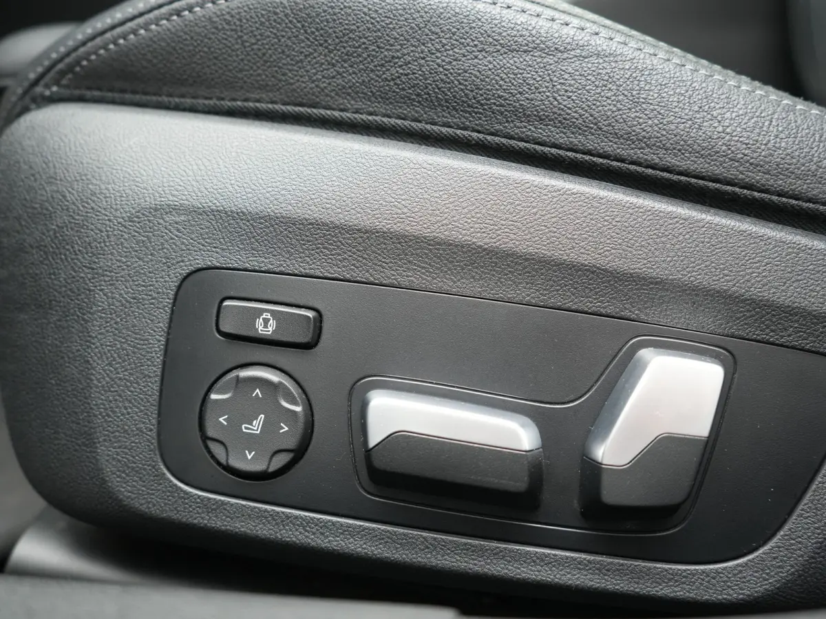 330e Luxury Line PHEV 293pk Dealer O.H. | Trekhaak Af Fabriek | Panodak | 360 Camera | Lederen Sportstoelen Memory & Verwarmd | Keyless | Blis | Sfeerverlichting | Apple Carplay | Navigatie 