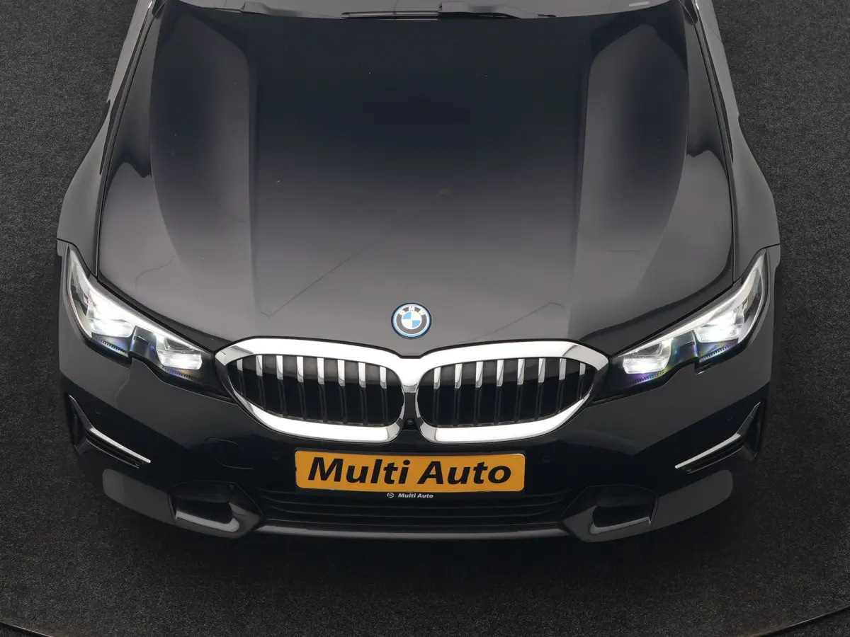 330e Luxury Line PHEV 293pk Dealer O.H. | Trekhaak Af Fabriek | Panodak | 360 Camera | Lederen Sportstoelen Memory & Verwarmd | Keyless | Blis | Sfeerverlichting | Apple Carplay | Navigatie 