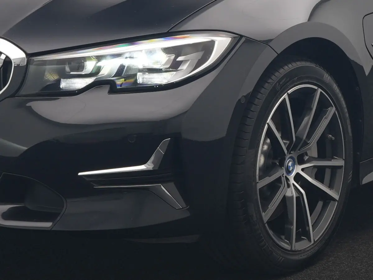 330e Luxury Line PHEV 293pk Dealer O.H. | Trekhaak Af Fabriek | Panodak | 360 Camera | Lederen Sportstoelen Memory & Verwarmd | Keyless | Blis | Sfeerverlichting | Apple Carplay | Navigatie 