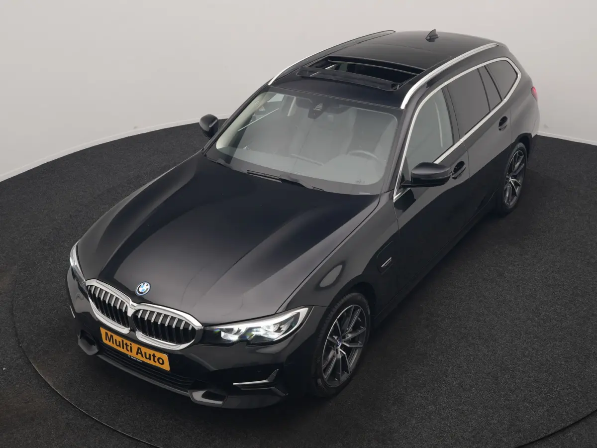 330e Luxury Line PHEV 293pk Dealer O.H. | Trekhaak Af Fabriek | Panodak | 360 Camera | Lederen Sportstoelen Memory & Verwarmd | Keyless | Blis | Sfeerverlichting | Apple Carplay | Navigatie 