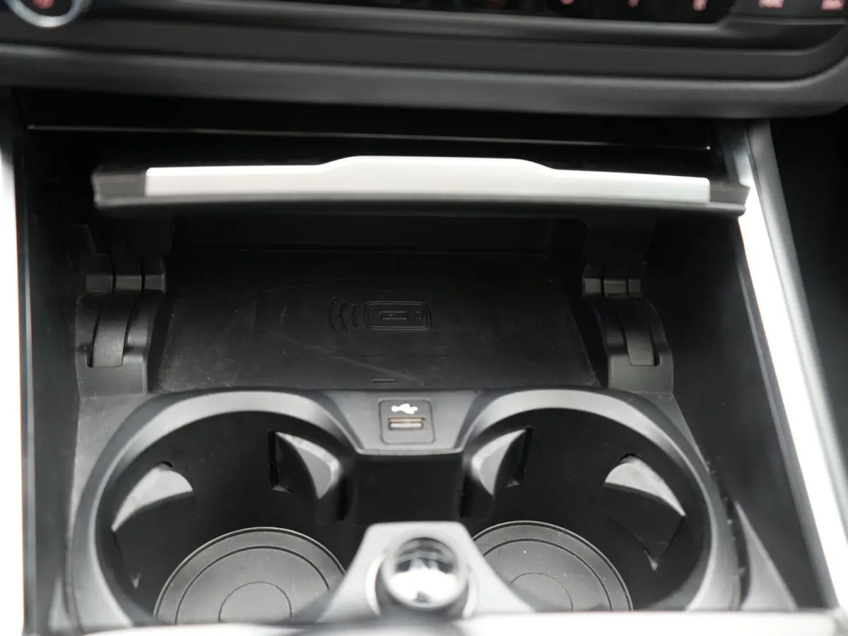 330e Luxury Line PHEV 293pk Dealer O.H. | Trekhaak Af Fabriek | Panodak | 360 Camera | Lederen Sportstoelen Memory & Verwarmd | Keyless | Blis | Sfeerverlichting | Apple Carplay | Navigatie 
