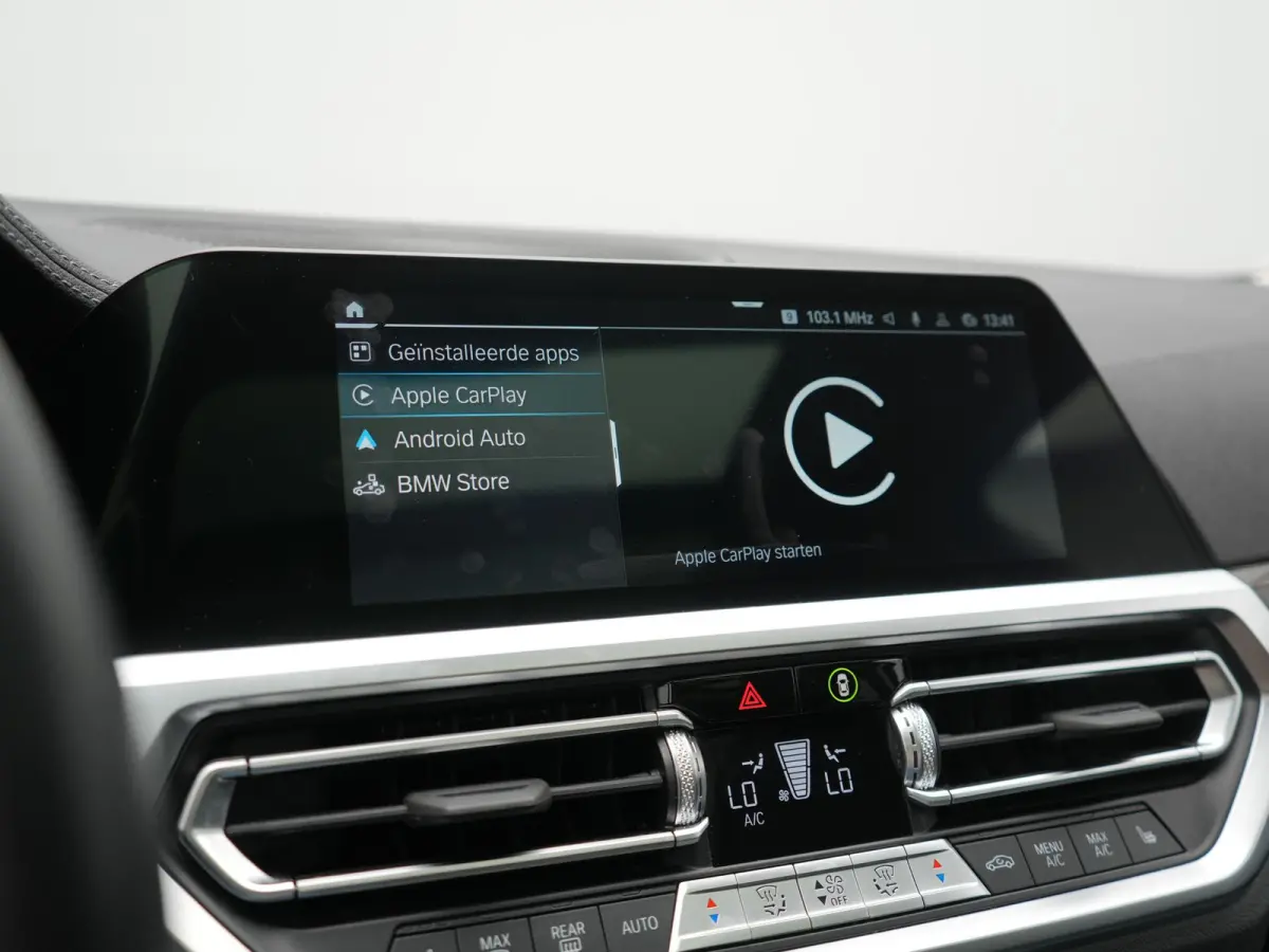 330e Luxury Line PHEV 293pk Dealer O.H. | Trekhaak Af Fabriek | Panodak | 360 Camera | Lederen Sportstoelen Memory & Verwarmd | Keyless | Blis | Sfeerverlichting | Apple Carplay | Navigatie 