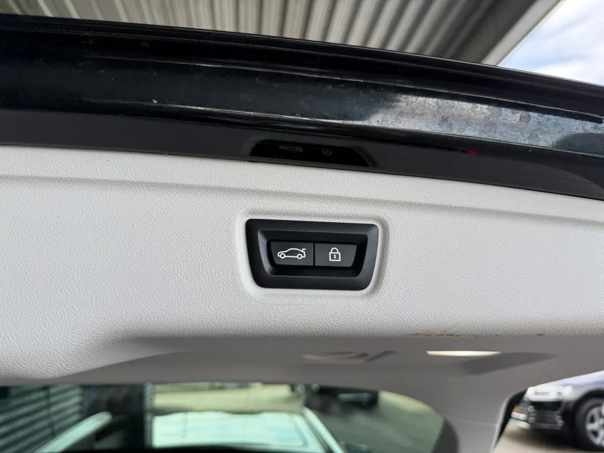 330e Luxury Line PHEV 293pk Dealer O.H. | Trekhaak Af Fabriek | Panodak | 360 Camera | Lederen Sportstoelen Memory & Verwarmd | Keyless | Blis | Sfeerverlichting | Apple Carplay | Navigatie 