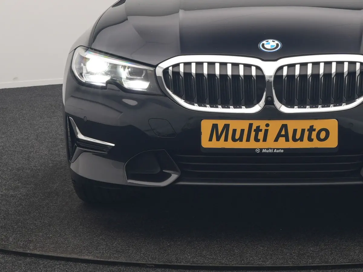330e Luxury Line PHEV 293pk Dealer O.H. | Trekhaak Af Fabriek | Panodak | 360 Camera | Lederen Sportstoelen Memory & Verwarmd | Keyless | Blis | Sfeerverlichting | Apple Carplay | Navigatie 