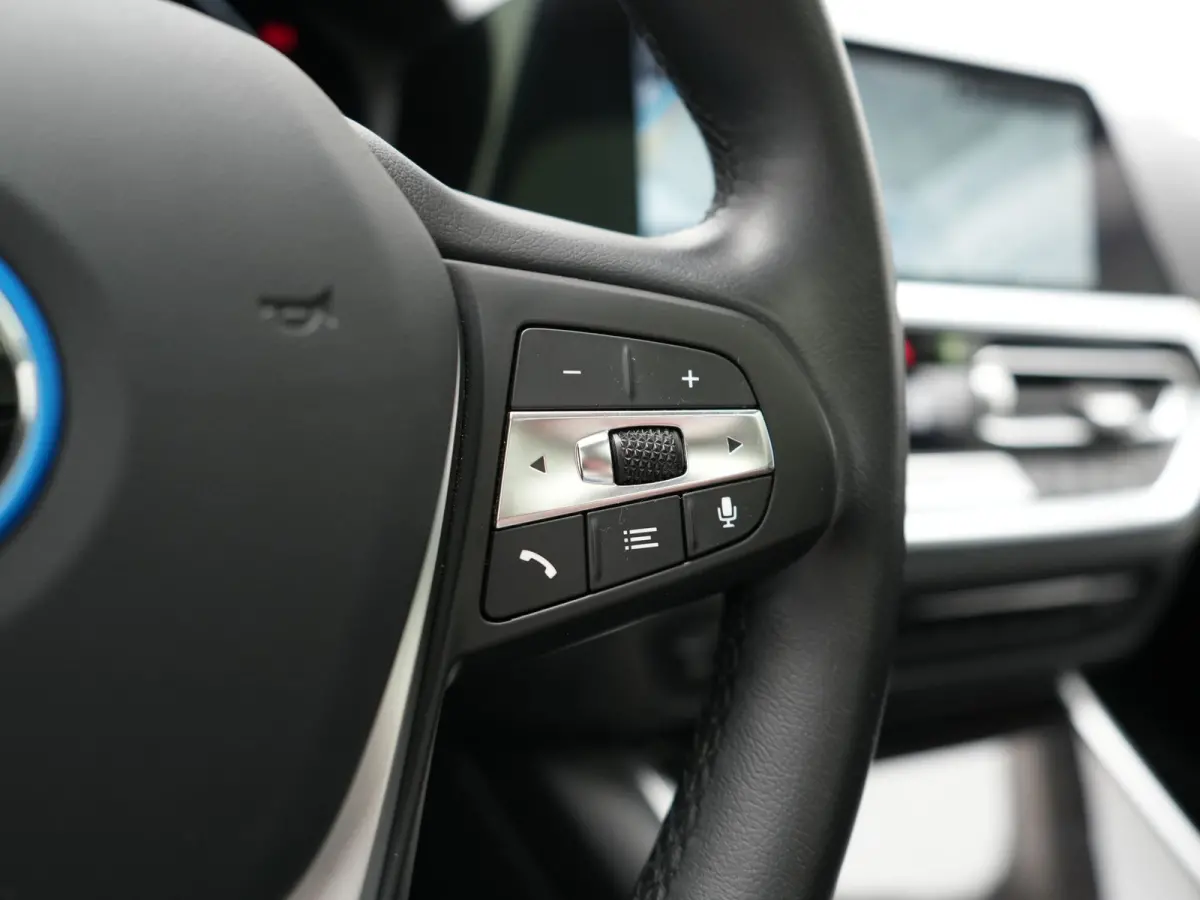 330e Luxury Line PHEV 293pk Dealer O.H. | Trekhaak Af Fabriek | Panodak | 360 Camera | Lederen Sportstoelen Memory & Verwarmd | Keyless | Blis | Sfeerverlichting | Apple Carplay | Navigatie 