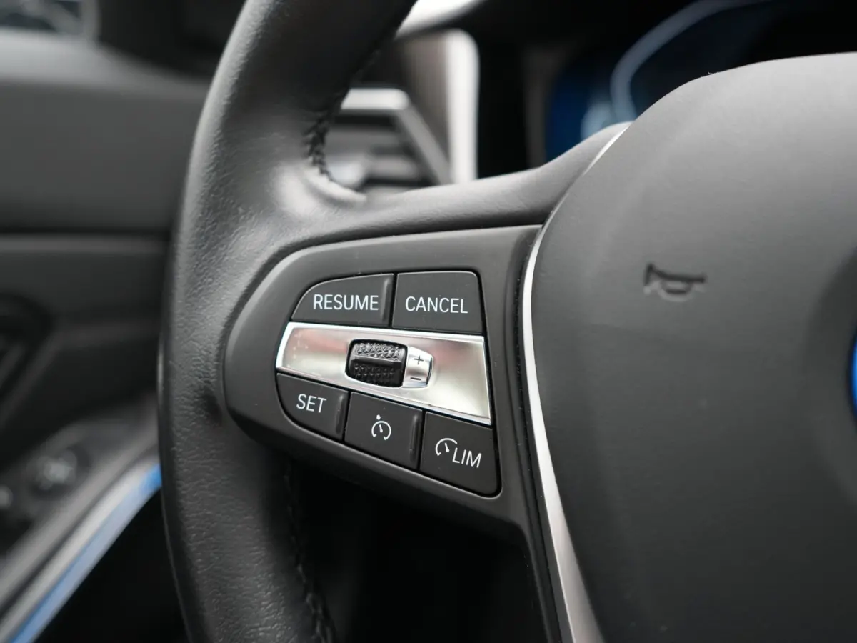 330e Luxury Line PHEV 293pk Dealer O.H. | Trekhaak Af Fabriek | Panodak | 360 Camera | Lederen Sportstoelen Memory & Verwarmd | Keyless | Blis | Sfeerverlichting | Apple Carplay | Navigatie 