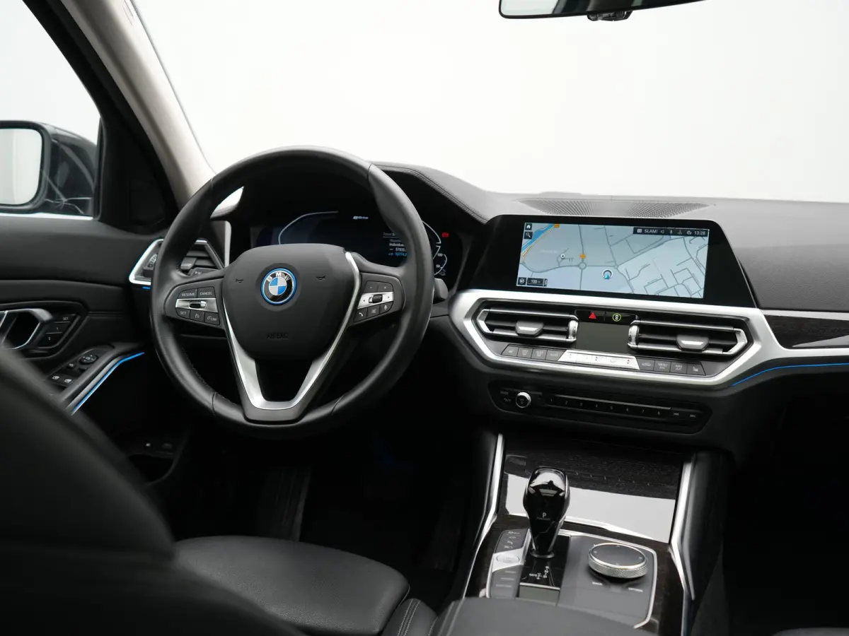 330e Luxury Line PHEV 293pk Dealer O.H. | Trekhaak Af Fabriek | Panodak | 360 Camera | Lederen Sportstoelen Memory & Verwarmd | Keyless | Blis | Sfeerverlichting | Apple Carplay | Navigatie 